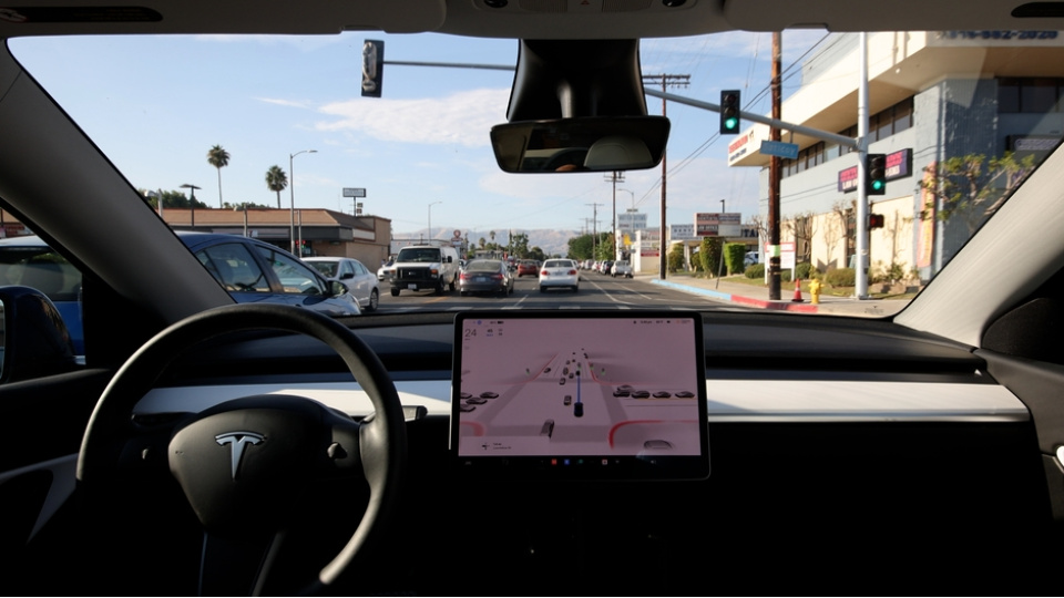 Musk'tan dikkat çeken açıklama: Tesla araçlarda abonelik dönemi