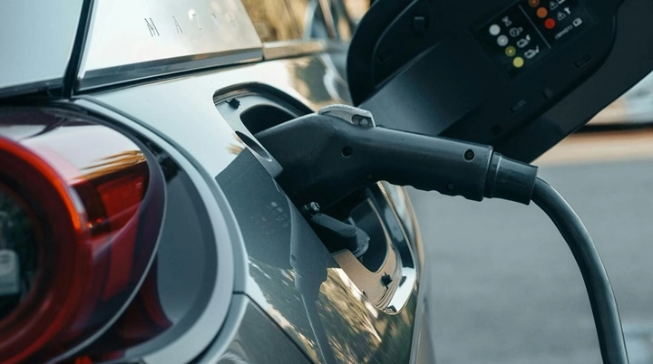 İngiltere'de elektrikli araçlara "yol vergisi": Kilometre başına ödeme yapılacak