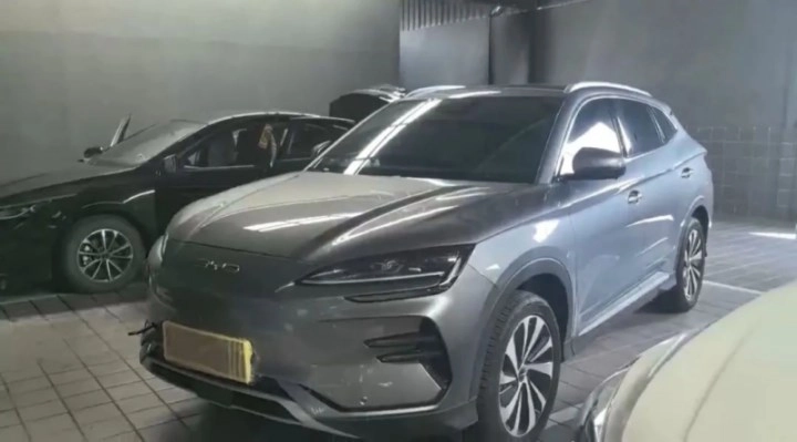 Üç kez art arda yıldırım çarpan elektrikli otomobil sapasağlam kaldı