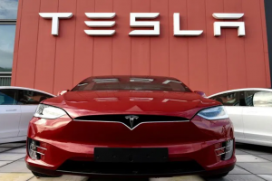 Gidişat kötü: Tesla bazı araçlarından USB girişini kaldırıyor