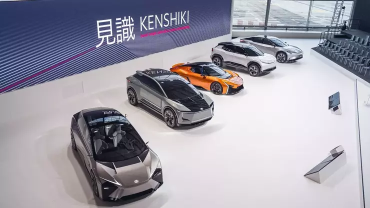 Toyota yeni elektriklilerinin örtüsünü açtı