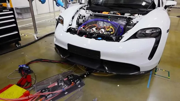 Porsche Taycan ile kablosuz şarj rekoru kırıldı: 270 kW şarj hızı!