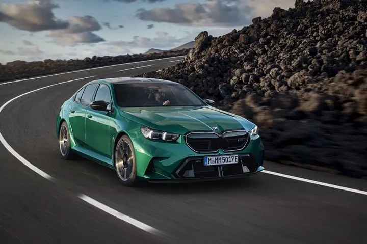 2025 BMW M5 tanıtıldı: 717 beygirlik plug-in hibrit güç