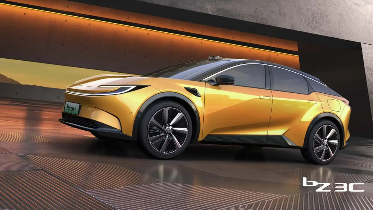 Toyota, iki elektrikli aracını Çin'de görücüye sunuyor