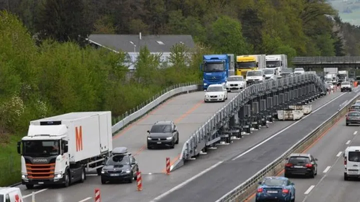 İsviçre'deki bu mobil köprüyle, yol çalışmalarındaki trafik çilesi sona eriyor