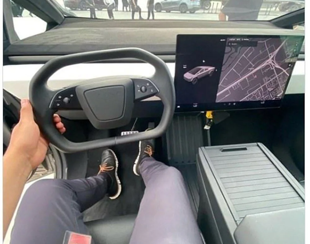 Elon Musk'ın merakla beklenen Cybertruck adlı aracından ilk görüntüler sızdı: Sosyal medya ikiye bölündü