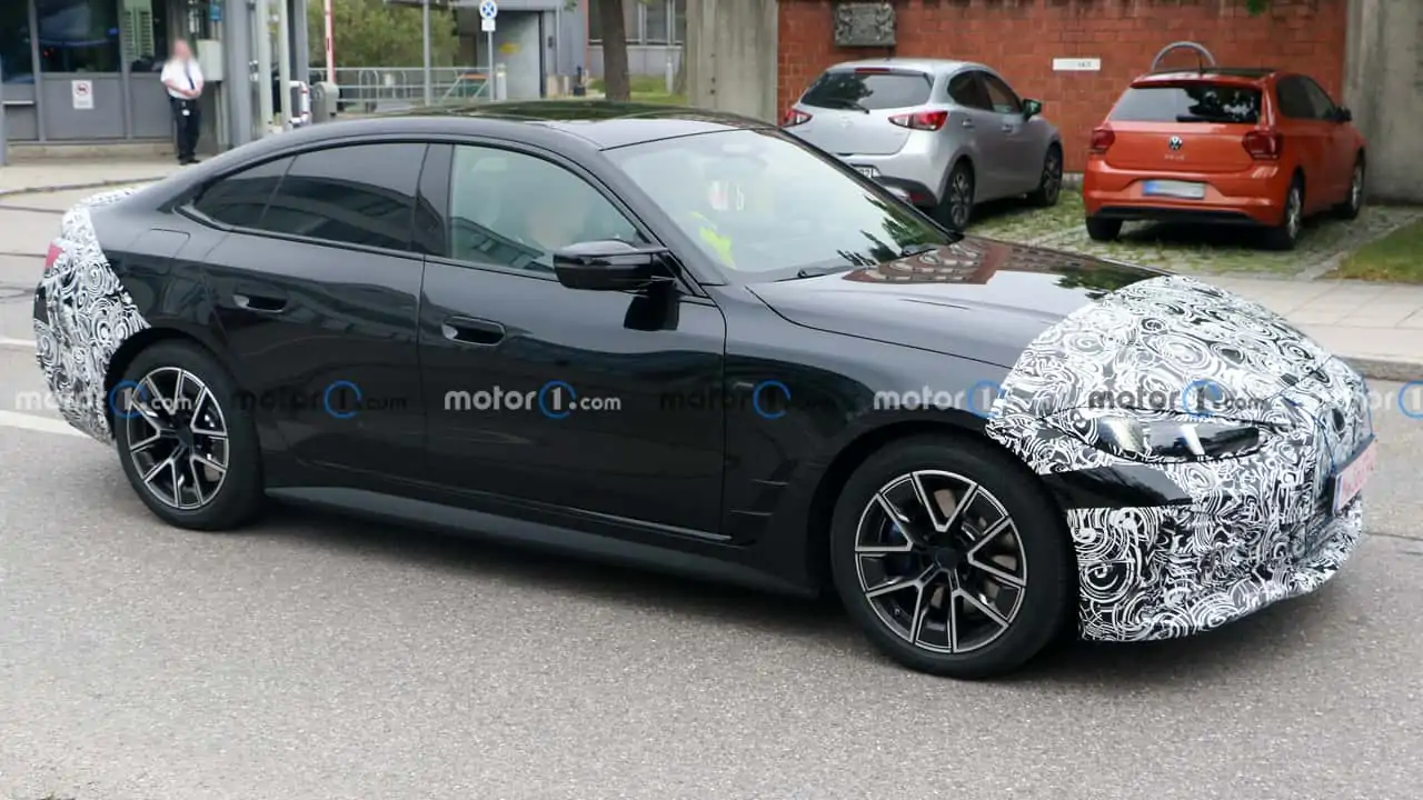 Makyajlı BMW i4, yeni far takımlarını gizlerken görüntülendi