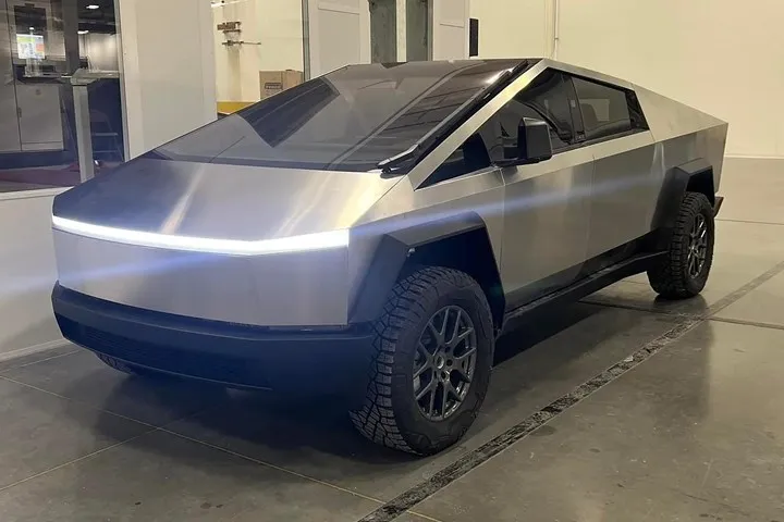 Tesla Cybertruck üretimi başladı: İlk seri üretim versiyonu banttan indi