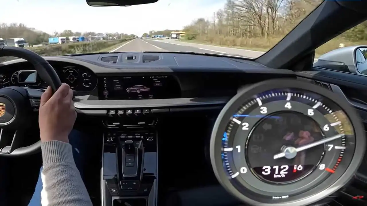 Porsche 911 Carrera otobanı dağıtmaya geliyor!