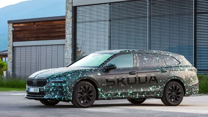 Yeni Skoda Superb'in özellikleri açıklandı: 100 km'nin üzerinde menzile sahip hibrit versiyon