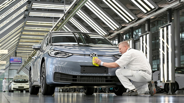 Kâr beklentilerini azaltan Volkswagen'in hisseleri düşüyor