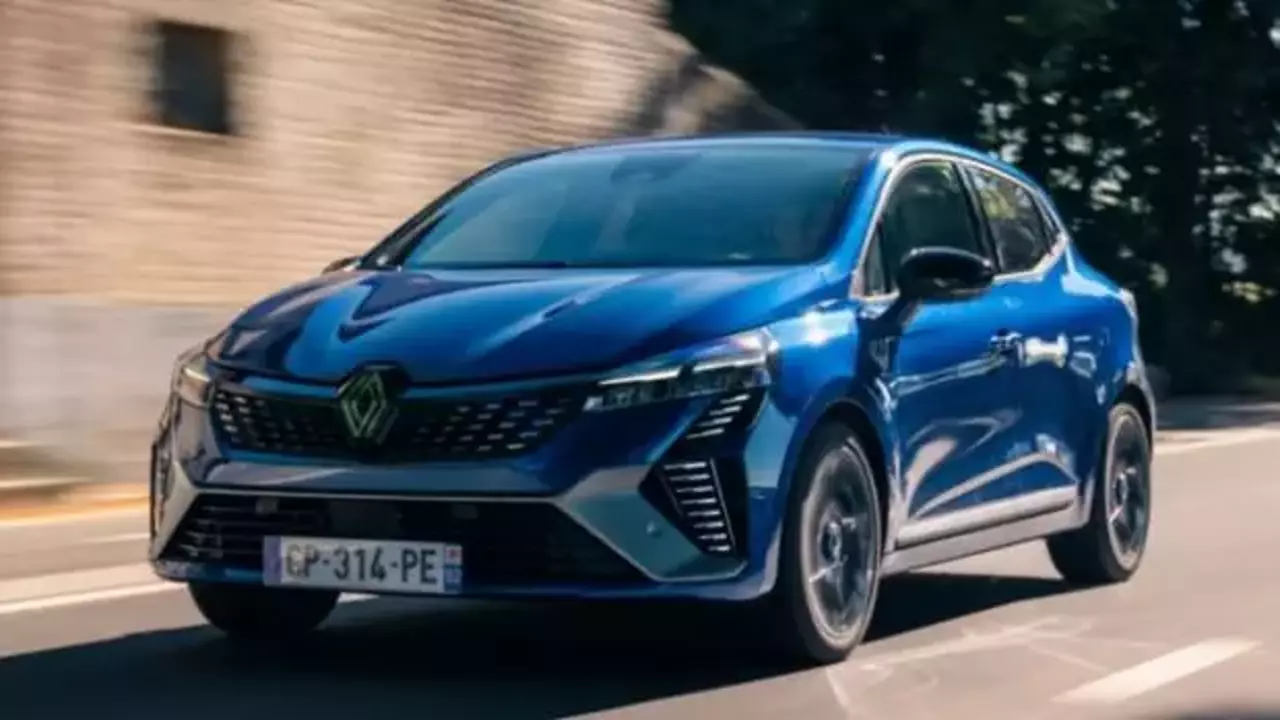 2026 Renault Clio testte görüldü: Yan egzoz tasarımıyla sürpriz yapıyor!