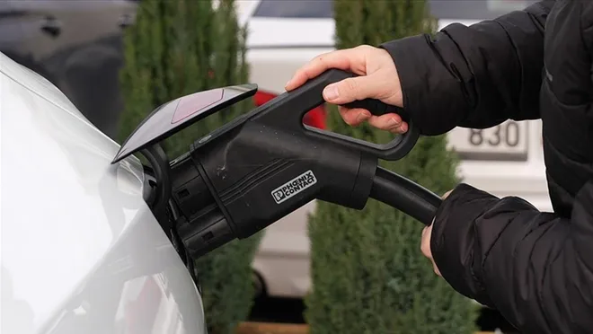 Elektrikli araca geçiş eğilimi güçleniyor! Şarj istasyonları 'elektrikli araçların önünde koşuyor'