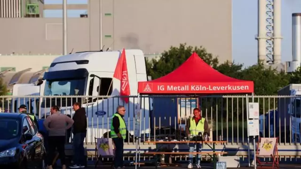 Ford fabrikası işçileri greve gitti