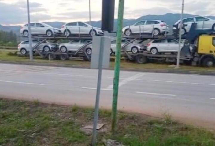 Çorum'da otomobil yüklü TIR orta refüje çıktı