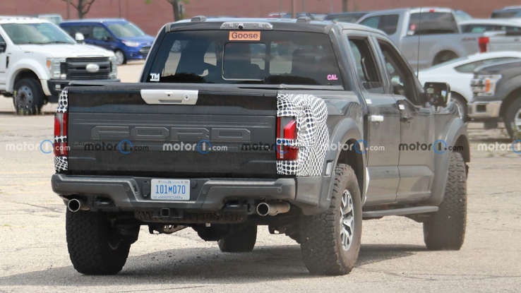 Yenilenen Ford F-150 Raptor casuslardan kaçamadı!
