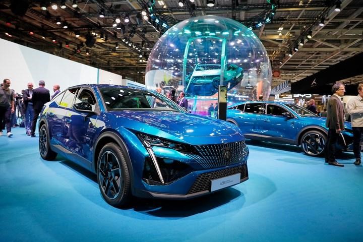 2023 Peugeot 408, dikkat çekici tasarımıyla ilk kez Paris'te sahneye çıktı