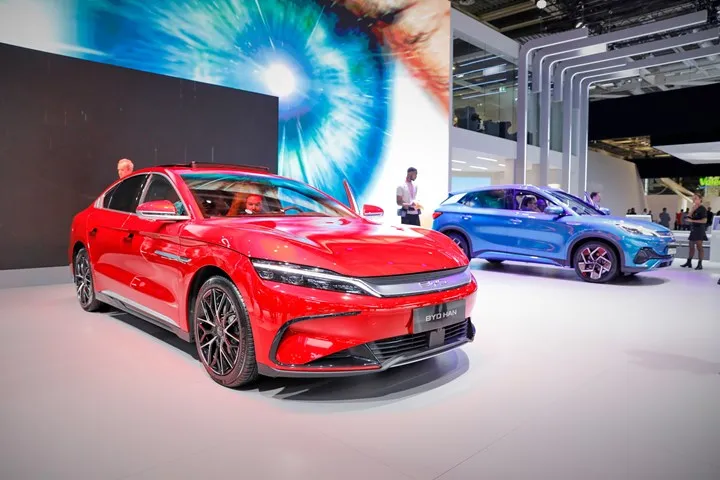 Çinli BYD, Avrupa'da satacağı elektrikli otomobilleri Paris'te sergiliyor