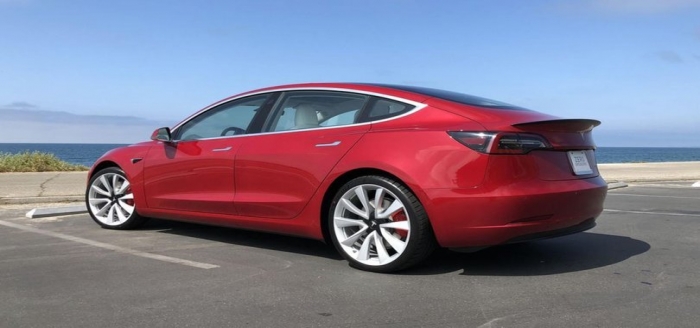 Tesla, 35000 dolarlık Model 3'ü görücüye çıkardı