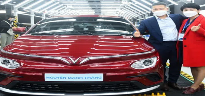 VinFast, ilk elektrikli aracı VF e34'ün teslimatlarına başladı