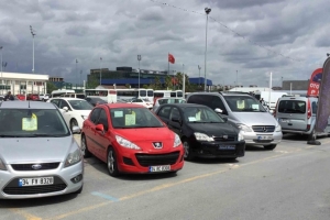 İkinci el oto pazarı boş kaldı
