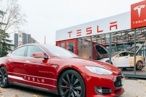 Tesla`da Robyn Denholm devri