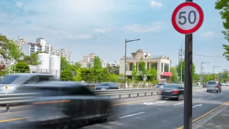 Gelecekte Otomobiller Sürücülerin Hız Yapmasını Otomatik Olarak Engelleyecek