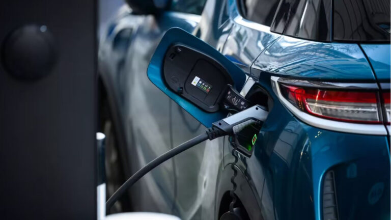Elektrikli araçlar üreticilere pahalıya patladı! 1 yılda 55 milyar dolar kayıp...