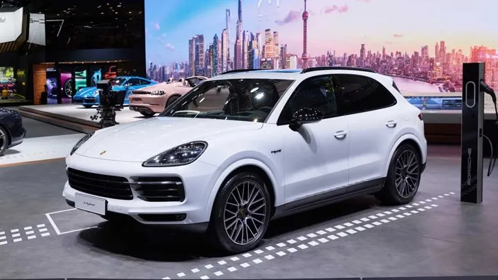 Porsche’un her yönüyle üst seviye olan elektrikli amiral gemisi SUV planları sızdı