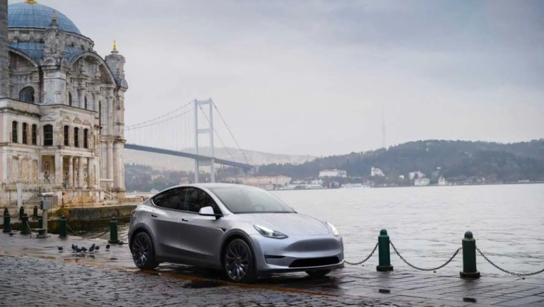 Tesla Türkiye'ye 'yerli sim' ile geldi