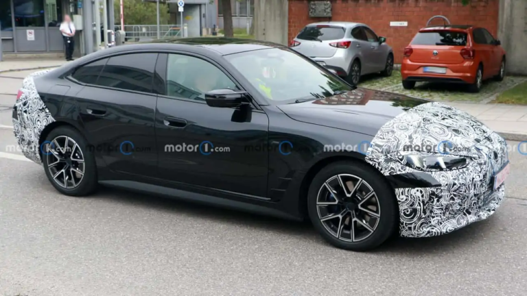 Makyajlı BMW i4, yeni far takımlarını gizlerken görüntülendi