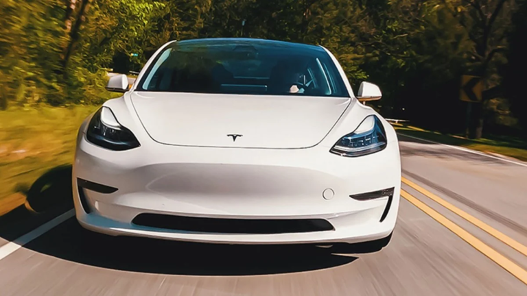 Tesla, ucuz elektrikli otomobil üretme planlarını erteledi