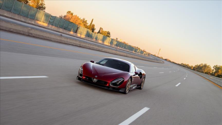 Alfa Romeo 33 Stradale'ye "Yılın Süper Otomobili" ödülü