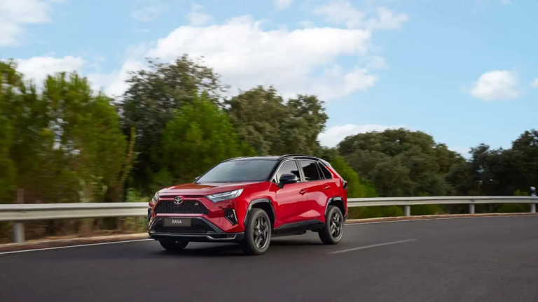 Toyota, RAV4 GR Sport'u satışa sundu