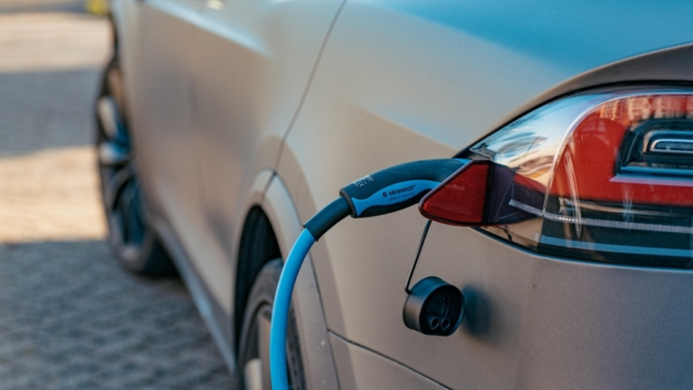İngiltere elektrikli araç üreticilerine yönelik kurallarını yumuşattı