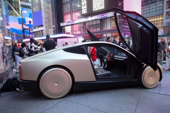 Tesla’nın Cybercab merkezli otonom devrimi direksiyona takıldı