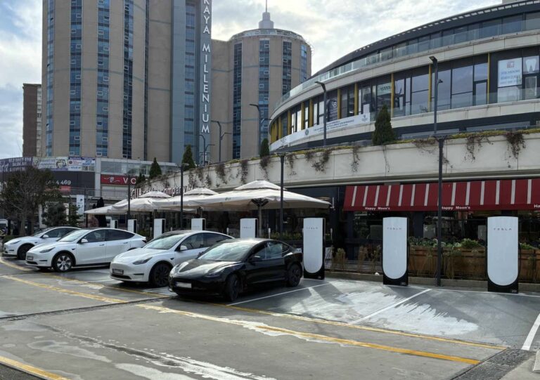 İstanbul'a yeni Tesla Supercharger şarj istasyonu açıldı