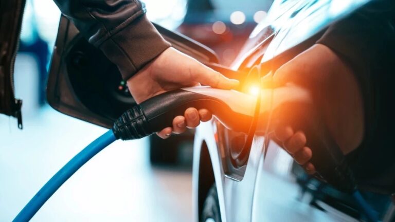 Akaryakıt zamları tercihleri değiştirdi Elektrikli otomobillere yönelim