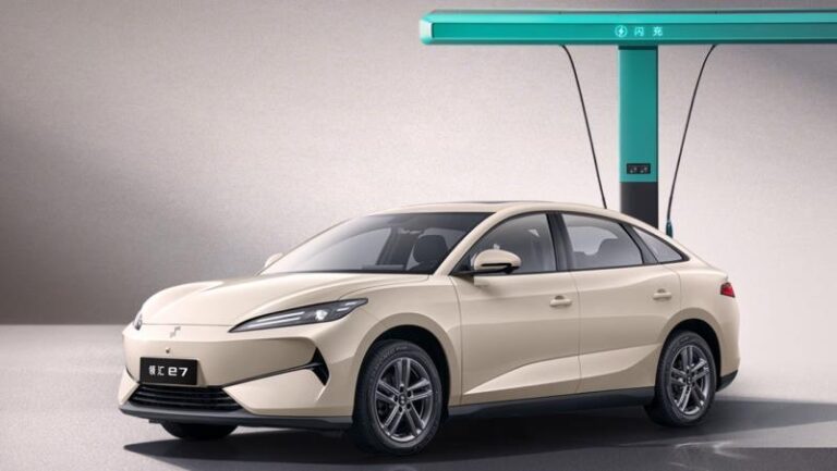BYD den 10 dakikada şarj olan elektrikli taksi Linghui e7