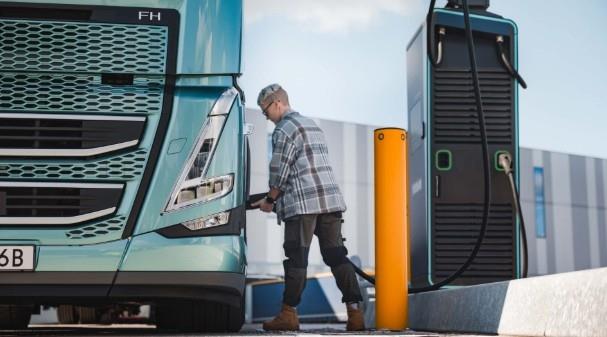 Volvo nun elektrikli çekicisi artık 700 km menzil sunuyor