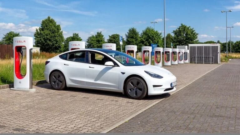 Tesla'dan şarj Istasyonlarındaki Yoğunluğa Ilginç çözüm Sanal Kuyruk