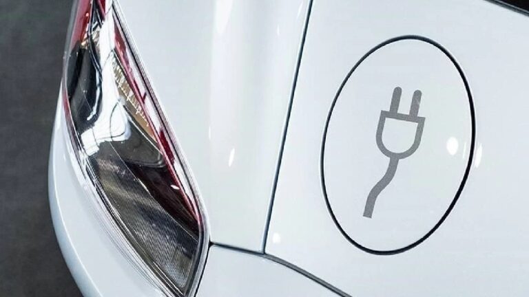 Petrol krizi talebi ateşledi Elektrikli araç satışları rekora koşuyor