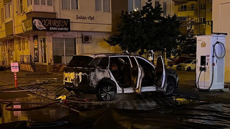 Şarj Istasyonunda Elektrikli Otomobil Yandı Araç Kullanılamaz Hale Geldi