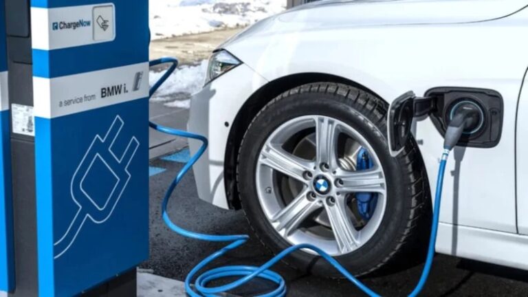 BMW Den Yangın Riski Uyarısı Evlerin Yanına Park Etmeyin