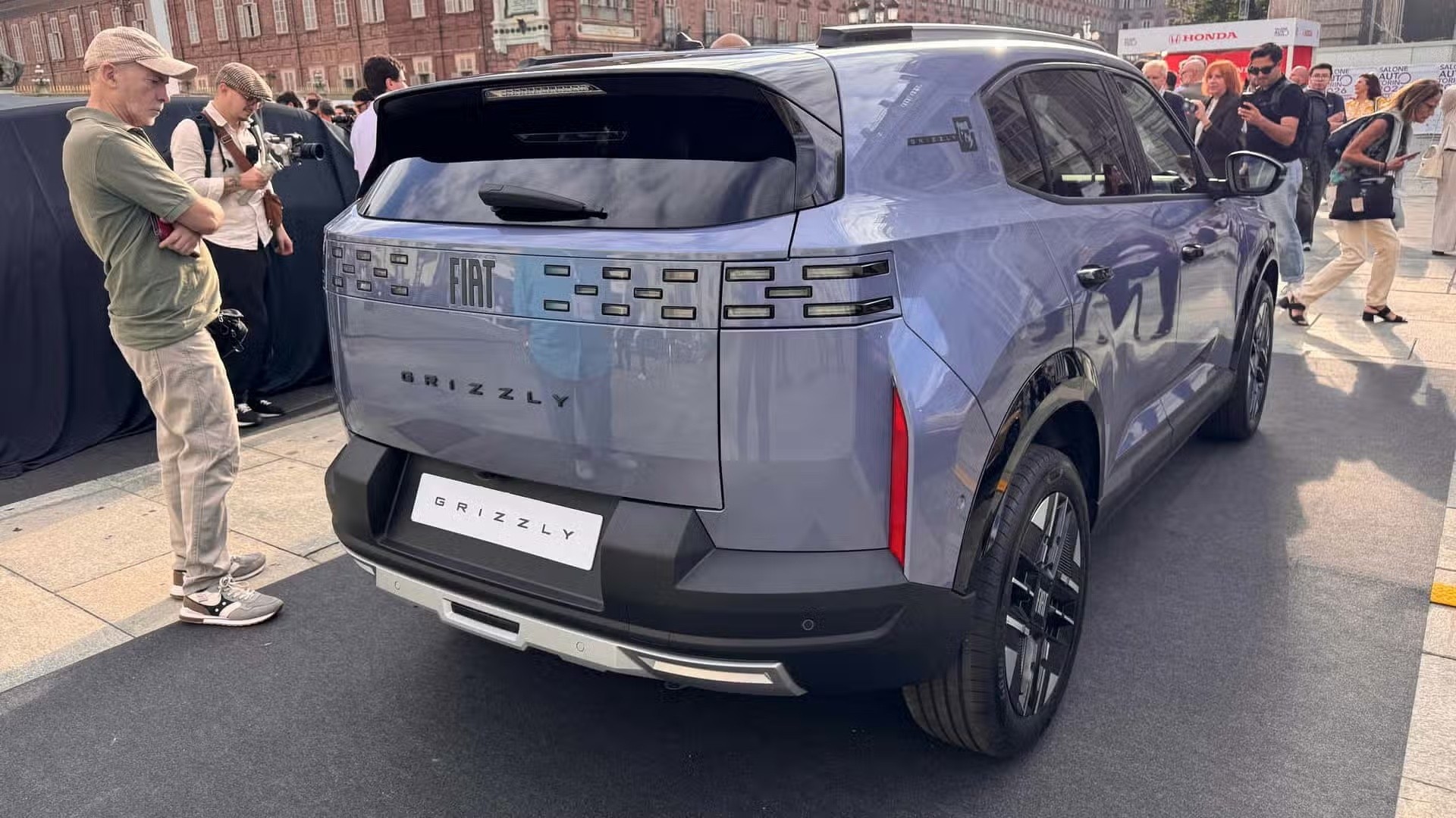 Yeni Fiat Grizzly'Nin Arka Tasarımı Şimdiden Tartışma Yarattı: &Quot;Tekerlekli Sığınak&Quot; 3 Yeni Fiat Grizzly Nin Arka Tasarımı Şimdiden Tartışma Yarattı Tekerlekli Sığınak 3